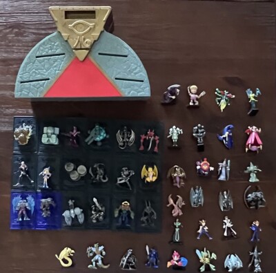 1996 Kazuki Takahashi YU-GI-OH 46  2” Figures, 18 Cards, & Case Battle Arena Lot-image