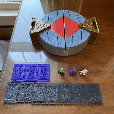 YU-GI-OH Lot of 3 Figures 10 Cards  1996 Kazuki Takahashi Arena Carrying Case-image