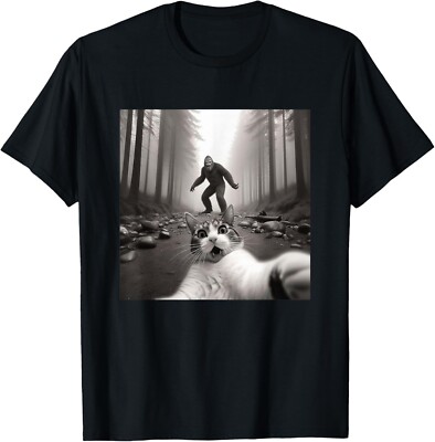 Funny Surprised Scared Cat Selfie With Sasquatsch Bigfoot T-Shirt-image