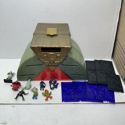 Vintage 1996 YU-GI-OH Kazuki Arena Carry Case With 8 Figures & 10 Plastic Cards-image